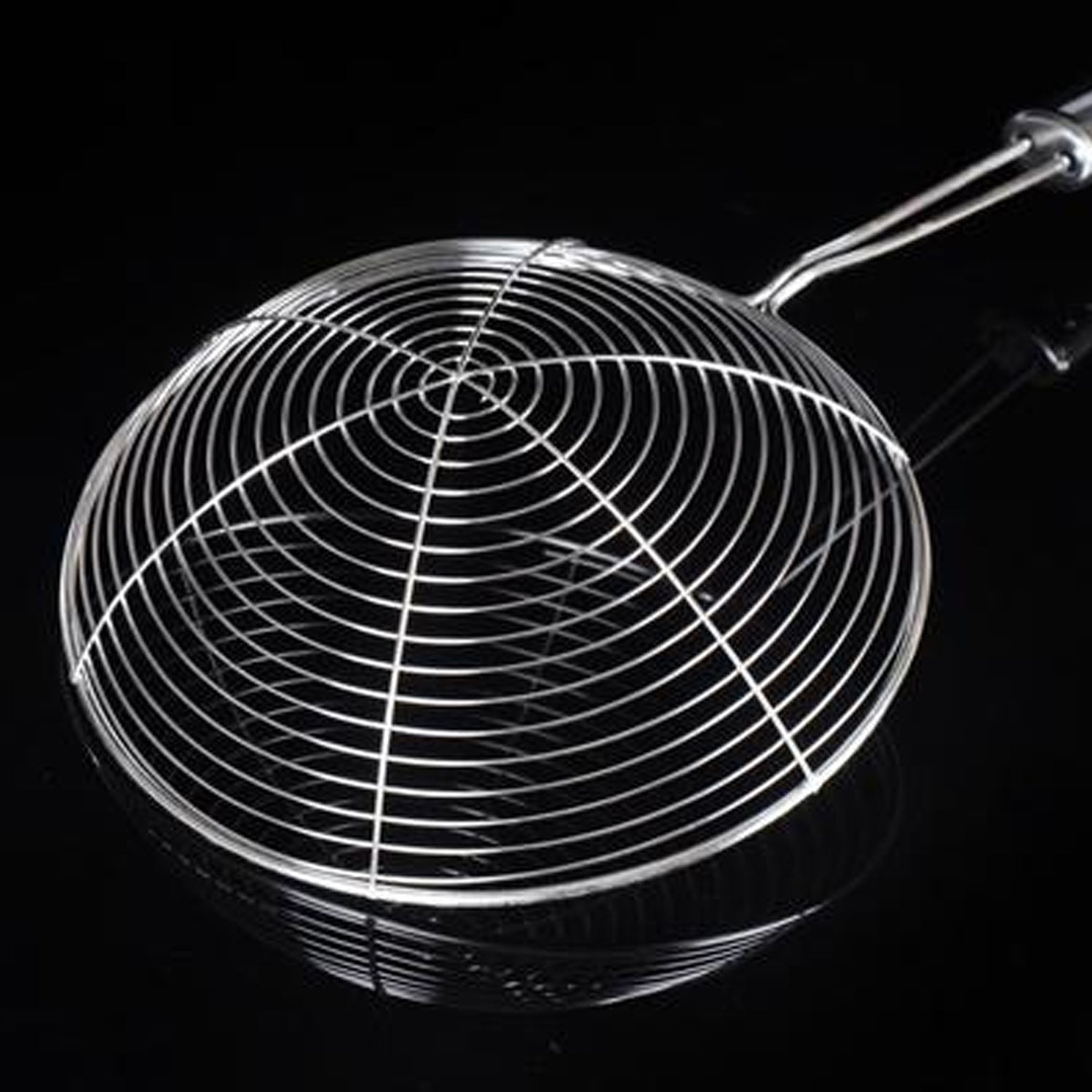 Large Oil Strainer To Get Perfect Fried Food Stuffs Easily Without Any Problem And Damage.