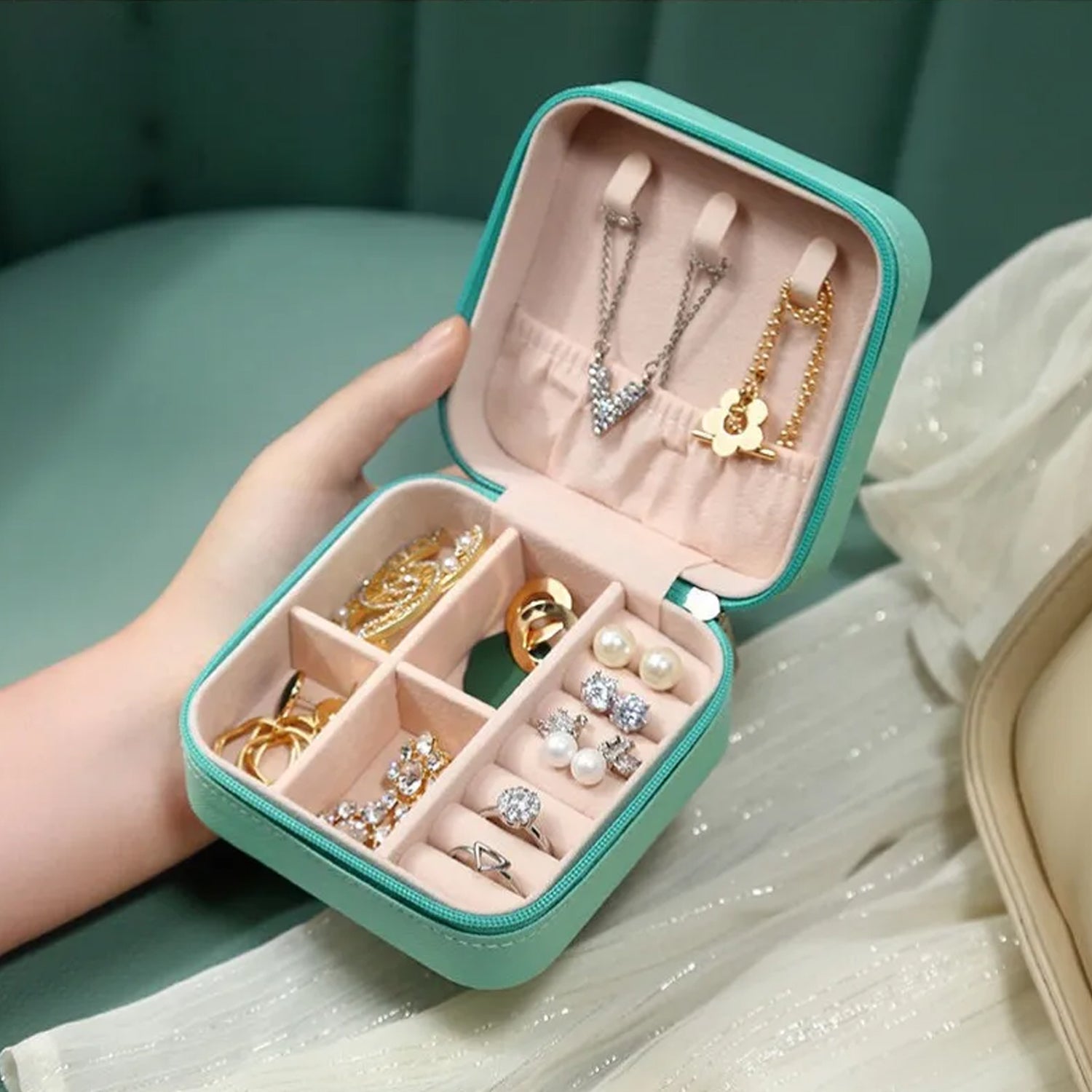 Jewellery Box For Women Mini Portable Jewelry Box Organizer Leather  Display Holder Small Travel Jewellery Box For Girls Women Mother Daughte Travel Ring Pendant Earring Necklace Storage Case