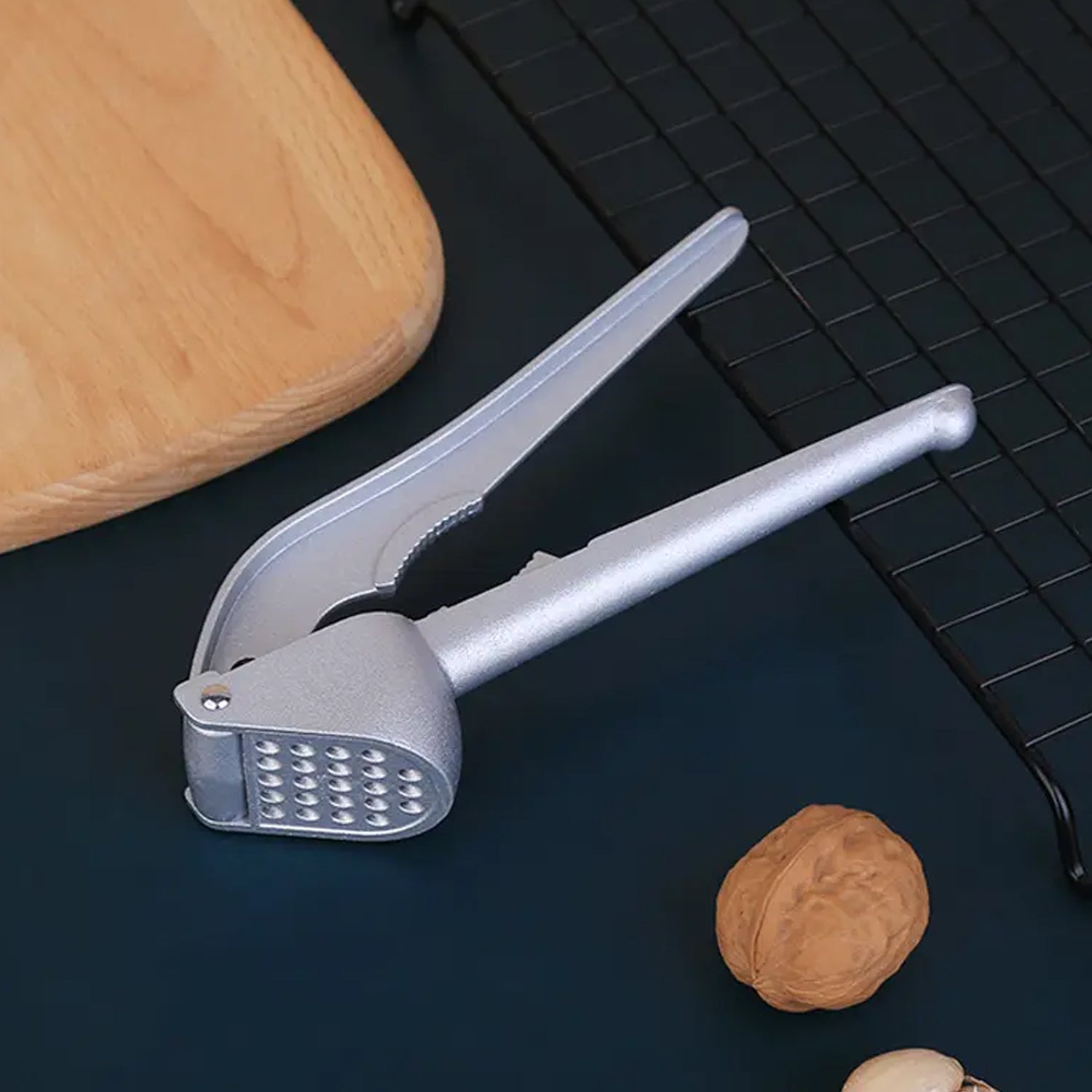 Garlic Press All Aluminum Easy To Use With Light Weight Without Difficulty Cooking Baking Kitchen Tool Dishwaher Safe